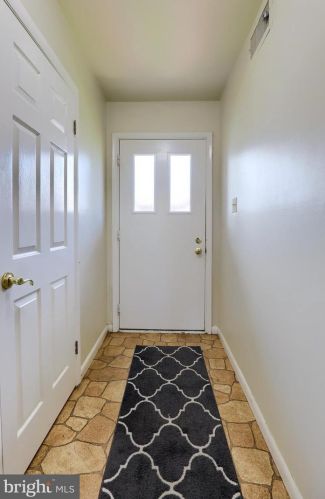 313 Greenland Dr, Lancaster, PA 17602-3355