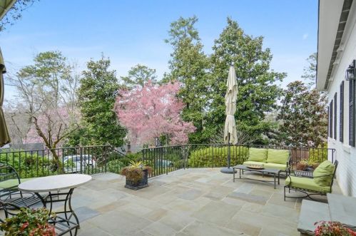 525 Mnr Rdg Dr, Atlanta GA  30305-3512 exterior