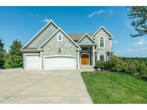 9107 Woodland Ct, Shawnee Mission, KS 66220-3508