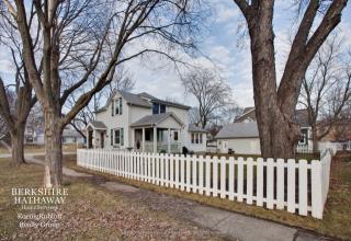 240 3rd St, Green Oaks, IL 60048-2304