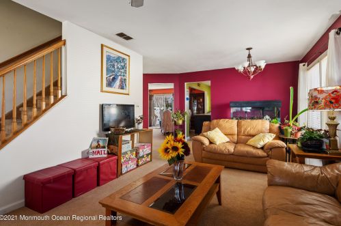 27 Pacific Ave, Middletown, NJ 07748-5755