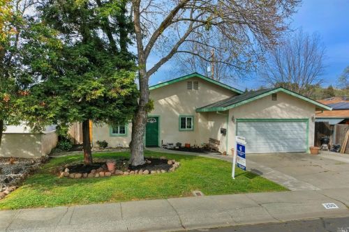 200 Juniper St, Vacaville, CA 95688-2737