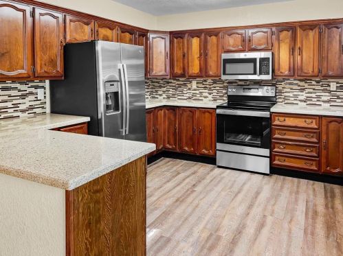 407 Port Rd, Angleton, TX 77515-9393