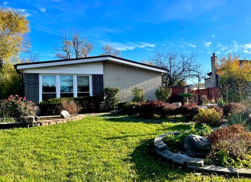 9831 Robin Rd, Niles, IL 60714-1033