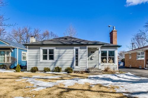 417 Emerson St, Mount Prospect, IL 60056-2101