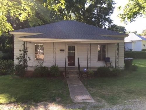 911 Tulloch St, Eden, NC 27288-6421