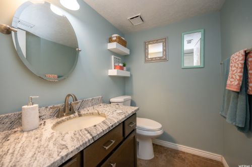 1367 Little Crk Dr, Taylorsville UT 84088-6544 exterior