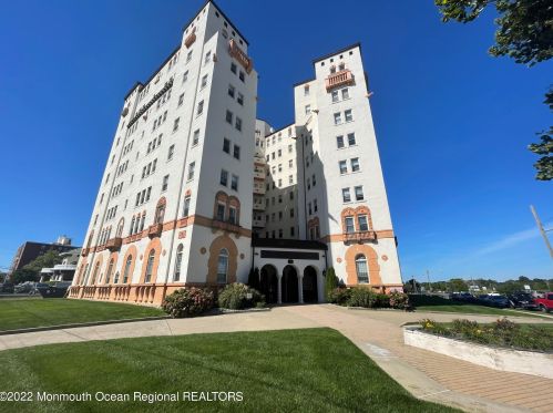 400 Deal Lake Dr, Tinton Falls NJ  07712-5174 exterior