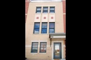 659 Hobbie St, Chicago, IL 60610-2433