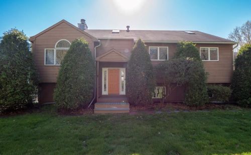 9 Spinnaker Ct, Middletown, RI 02842-7215