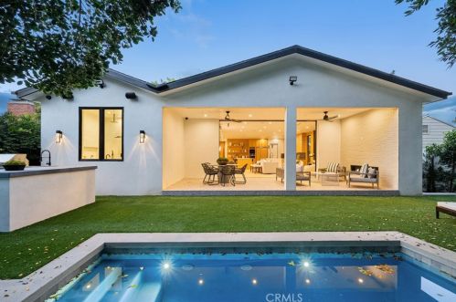 15442 Camarillo St, Van Nuys CA  91403-1039 exterior