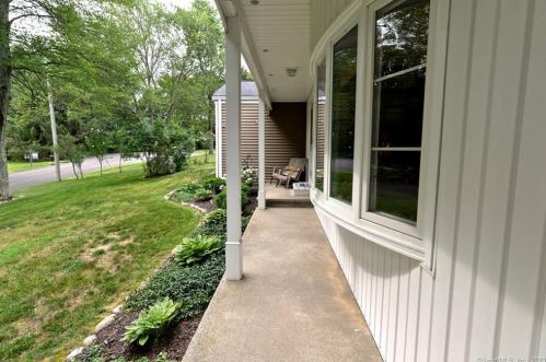 31 Cardinal Dr, Huntington, CT 06484-3539