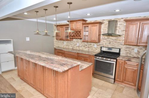 27 Voscek Ct, Trenton NJ  08648-2646 exterior