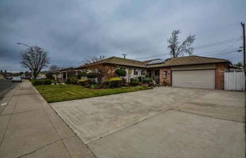 725 Costa Dr, Lodi, CA 95240-1909