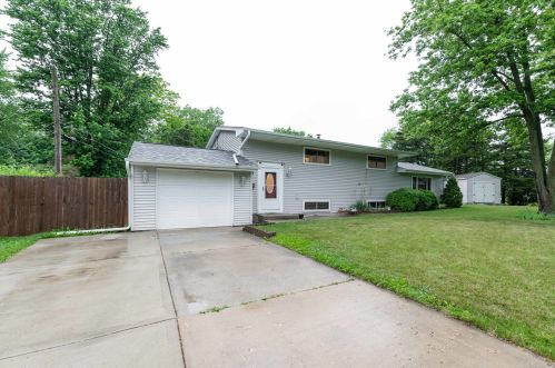 29 Circle Dr, Boulder Hill, IL 60538-2343