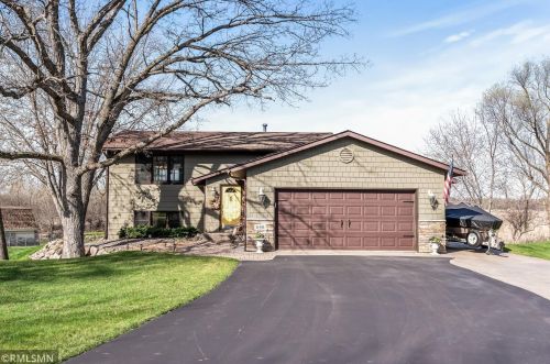648 Schilling Cir, Columbus, MN 55025