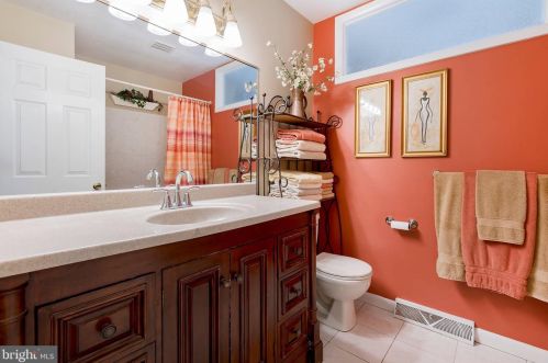 303 Devon Dr, Lancaster PA  17603-4609 exterior