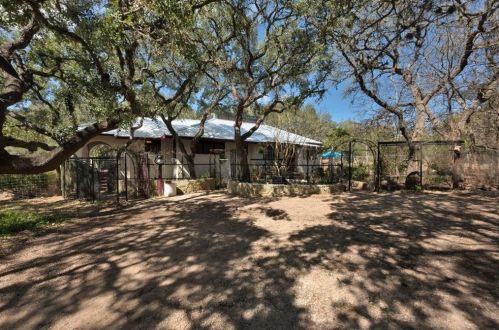 1601 Springlake Dr, Mount Sharp, TX 78620-4146