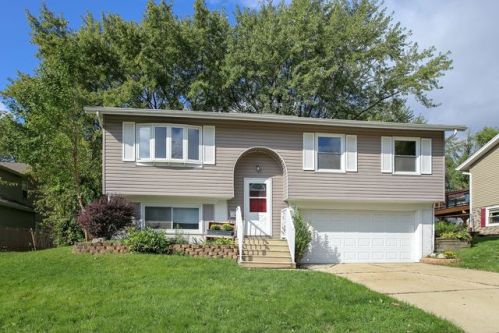 18 Joyce Ln, Streamwood, IL 60107-1330