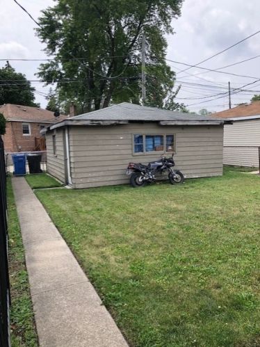 8962 Anthony Ave, Chicago, IL 60617-4048
