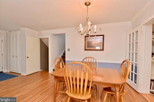 8513 Fairburn Dr, Springfield VA  22152-3225 exterior