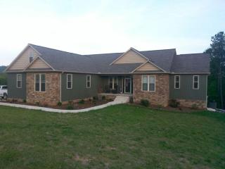 144 Hilltop Ln, Jacksboro, TN 37757-3035