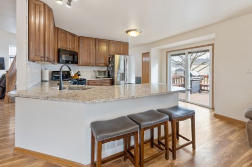 1 Lakewood Ct, South Elgin, IL 60177-2826