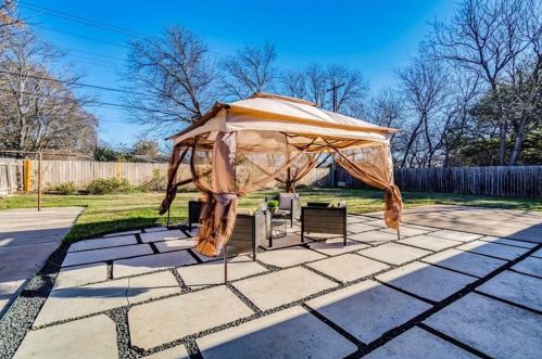 1602 Ashberry Dr, Austin TX  78723-1106 exterior