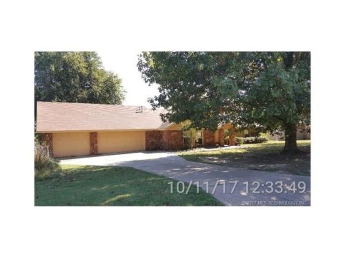 8363 Meadowside Ln, Tulsa, OK 74131-4230