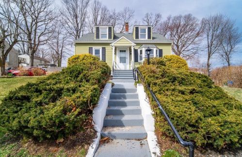 67 Morton Rd, Waterbury, CT 06705-3031