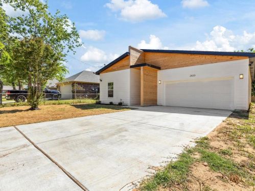 2820 Delaware Trl, Fort Worth, TX 76135-3935