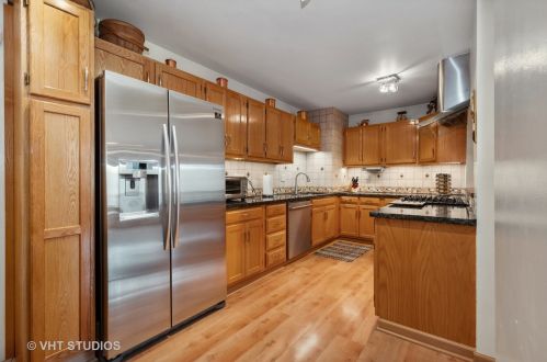 858 Lakeside Pl, Chicago, IL 60640-5113
