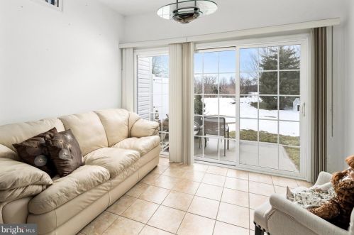 225 Sparrow Dr, Trenton NJ 08690-2464 exterior