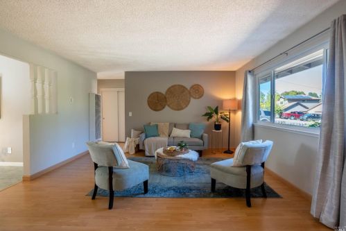 568 Live Oak Ave, Sebastopol, CA 95472-3361
