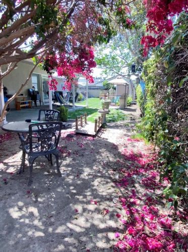 1102 Riviera Dr, Santa Ana CA 92706-1543 exterior