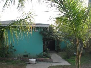 2052 Clay Ave, Fresno, CA 93701-1105