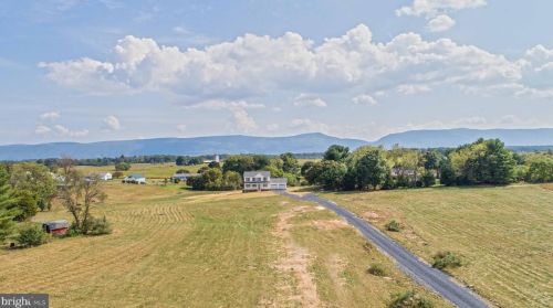 52 Wesley Chapel Dr, Edinburg, VA 22824-2839