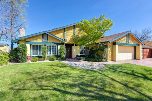 9921 Meadow Oak Cir, Elk Grove, CA 95624-2702