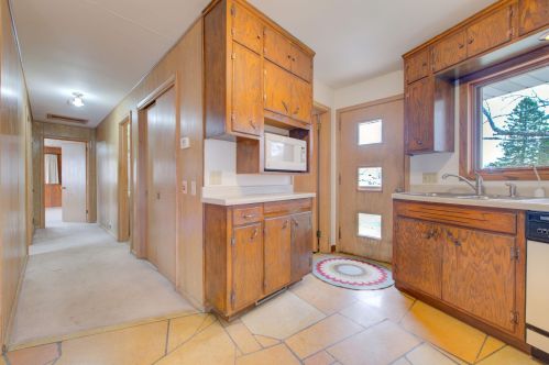589 Forest Heights Dr, Mankato, MN 56003-3210