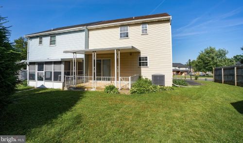 402 Coreopsis Dr, Lancaster PA  17602-1143 exterior