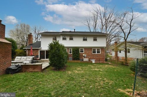 7724 Carrleigh Pkwy, Springfield VA  22152-1307 exterior