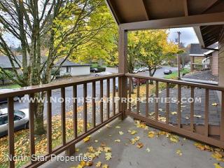 303 C Ave, West Linn OR  97034-2313 exterior