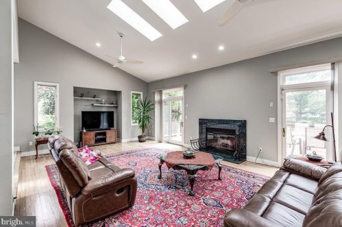 8 Tomlyn Dr, Princeton NJ  08540-4316 exterior