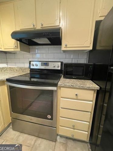 71 Montre Sq, Atlanta GA  30327-4044 exterior