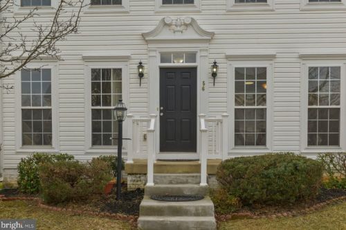 56 Stocks St, Lovettsville, VA 20180-8640