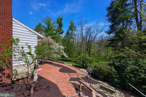 2033 Crescent Rd, York PA  17403-4760 exterior