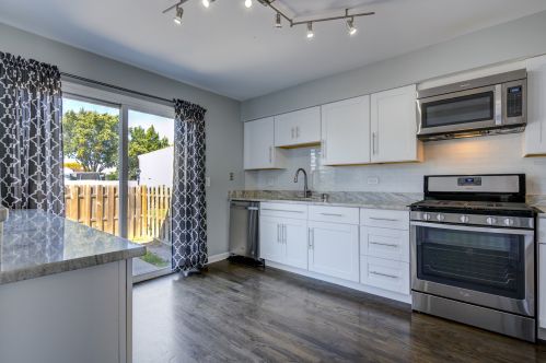 552 Alton Ct, Carol Stream IL  60188-9212 exterior