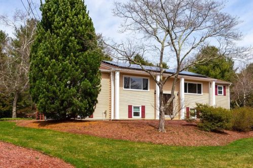 35 Jefferson Dr, Warwick, RI 02818-2114