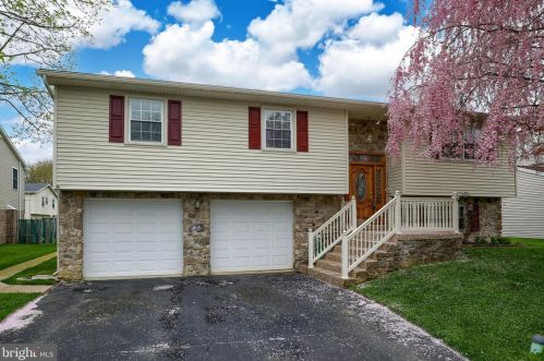 2860 Southwick Dr, Lancaster PA  17601-3549 exterior