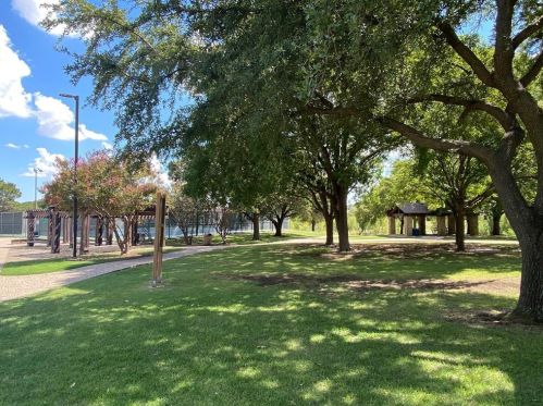 2015 Br Holw Dr, Carrollton TX 75007-1614 exterior